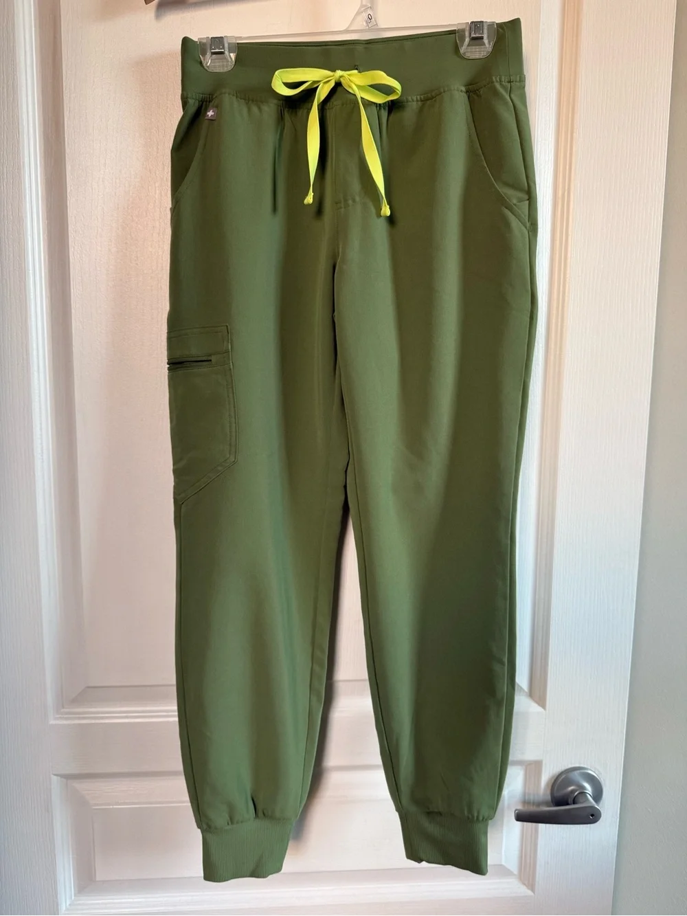 Figs Women’s Fern Zamora-Petite Jogger Scrub Pants